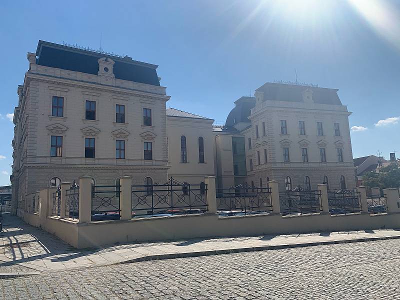 Okresní soud Plzeň-město se od roku 2001 nachází v třípodlažní novorenesanční budově v Nádražní ulici. Budova o půdorysu písmene H byla postavena roku 1887 a od roku 1992 je chráněna jako nemovitá kulturní památka.