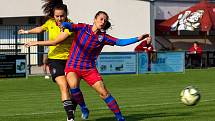 5. kolo 1. ligy žen: FC Viktoria Plzeň (na snímku fotbalistky v červenomodrých dresech) - AC Sparta Praha 1:3 (0:1).