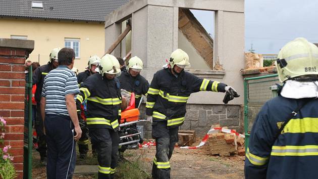 Muže vyprostili až přivolaní hasiči. Utrpěl zlomeniny obou dolních končetin