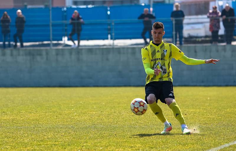 Fotbalisté FK ROBSTAV Přeštice (na archivním snímku hráči ve žlutých dresech) slaví pět kol před koncem letošního ročníku FORTUNA divize A postup do třetí ligy.