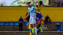 Fotbalisté SK SENCO Doubravka (na archivním snímku hráči ve žlutých dresech) porazili v závěrečném kole letošní sezony domácí Sedlčany 5:1.