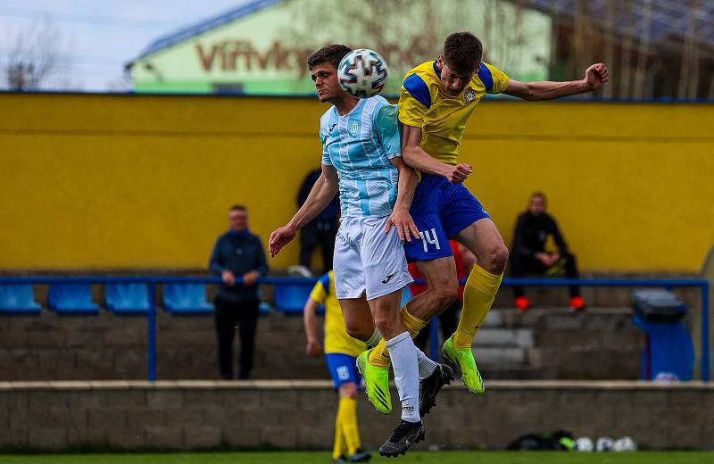 Fotbalisté SK SENCO Doubravka (na archivním snímku hráči ve žlutých dresech) porazili v závěrečném kole letošní sezony domácí Sedlčany 5:1.