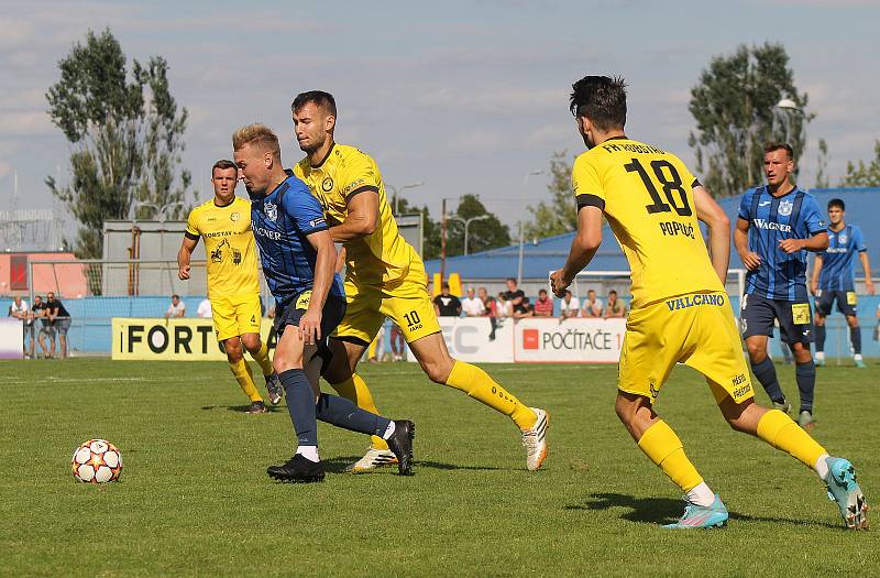 5. kolo FORTUNA ČFL, skupina A: FK ROBSTAV Přeštice (na snímku fotbalisté ve žlutých dresech) - TJ Jiskra Domažlice (modří) 5:1 (2:0).