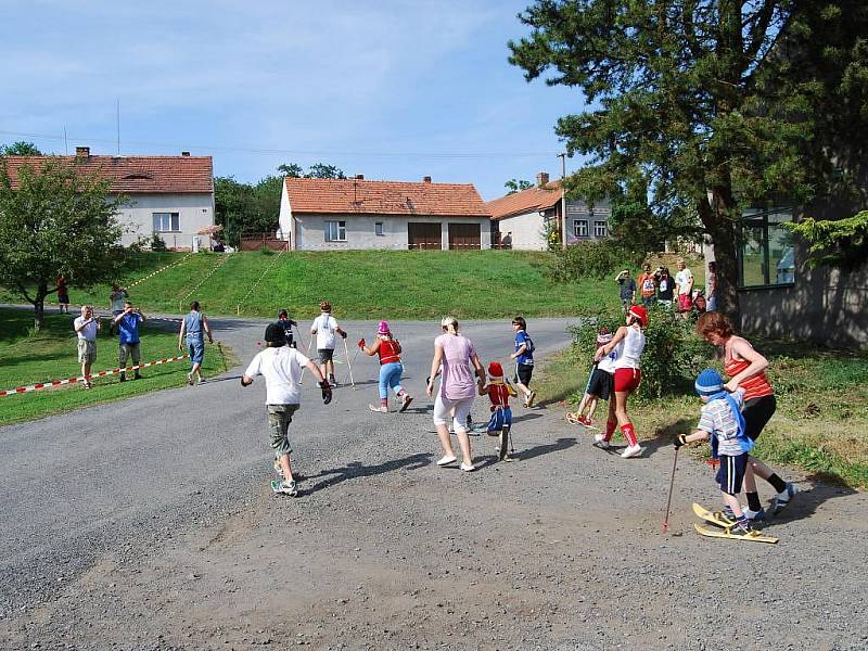 Neobvyklý letní lyžařský závod v Hradecku