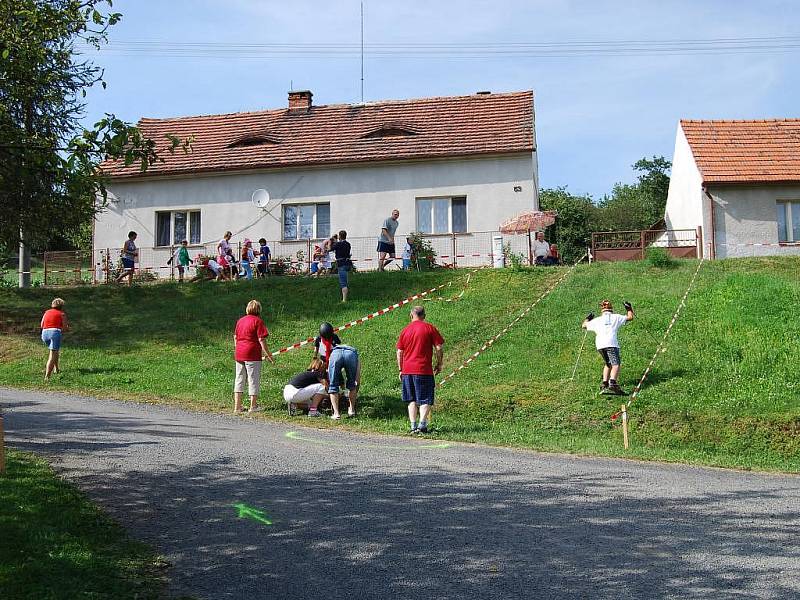 Neobvyklý letní lyžařský závod v Hradecku