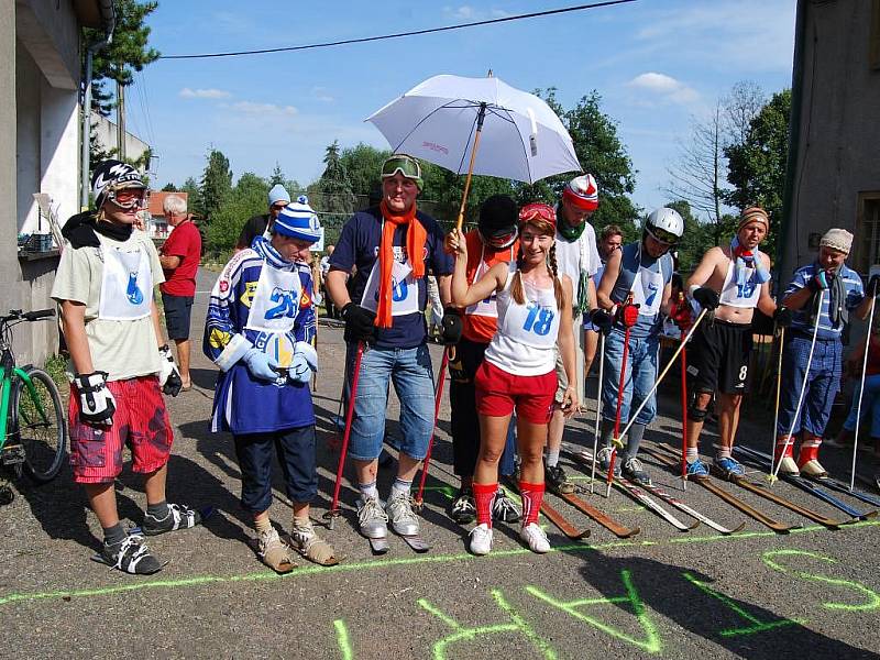 Neobvyklý letní lyžařský závod v Hradecku