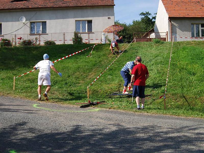 Neobvyklý letní lyžařský závod v Hradecku