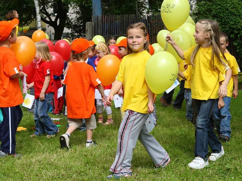 Vypuštěním 75 balonků se rozloučily se svojí školkou děti z 44. Mateřské školy v Tomanově ulici na Borech