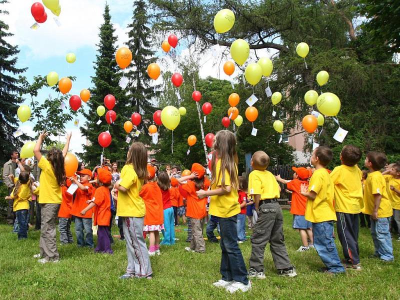 Vypuštěním 75 balonků se rozloučily se svojí školkou děti z 44. Mateřské školy v Tomanově ulici na Borech