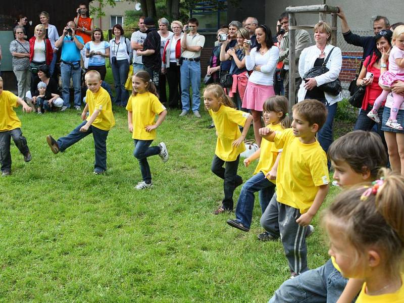 Vypuštěním 75 balonků se rozloučily se svojí školkou děti z 44. Mateřské školy v Tomanově ulici na Borech