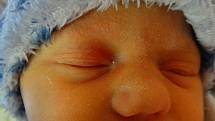 Dvouletá Adélka se už doma těší ze sestřičky Terezy Skálové, která se narodila 15. prosince ve 21:49 mamince Veronice a tatínkovi Lukášovi. Po porodu vážila 2300 gramů a měřila 46 cm.