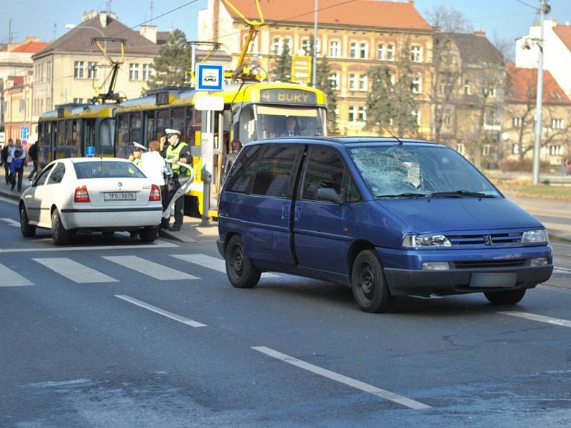 Při odpolední nehodě na křižovatce ulic Skrétova a Klatovská byl sražen muž, kterého odvezli záchranáři do nemocnice