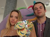 Plavkyně Tereza Polcarová se svým trenérem Patrikem Davídkem a medailemi z letošní dětské olympiády