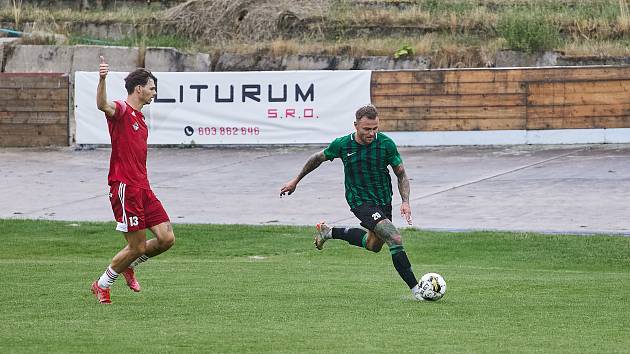 FORTUNA divize A, 1. kolo: SK Petřín Plzeň (na snímku fotbalisté v červených dresech) - FC Rokycany (zelení) 1:0 (0:0).