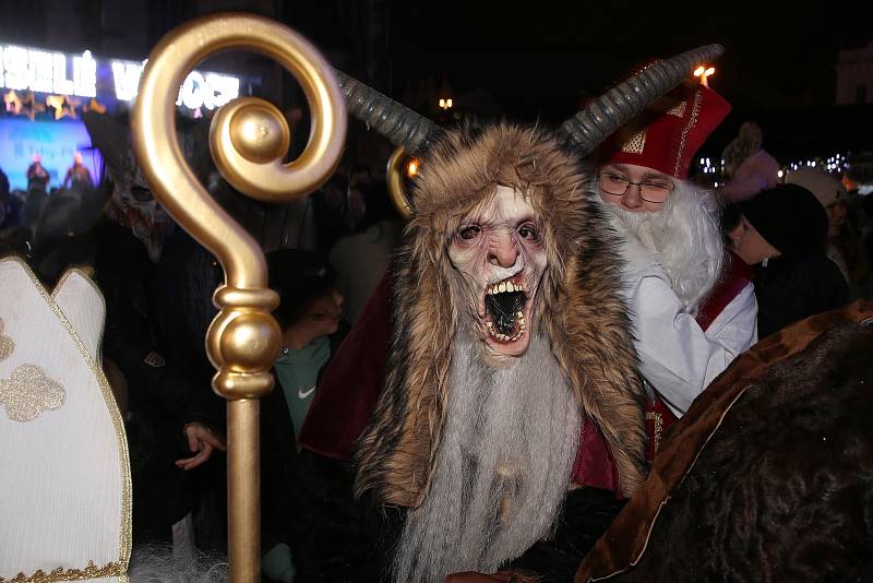 Centrální plzeňský obvod připravil velkou Mikulášskou show na vánočních trzích, na kterých se potkaly v den mikulášské nadílky nejrůznější nebesko-pekelné party