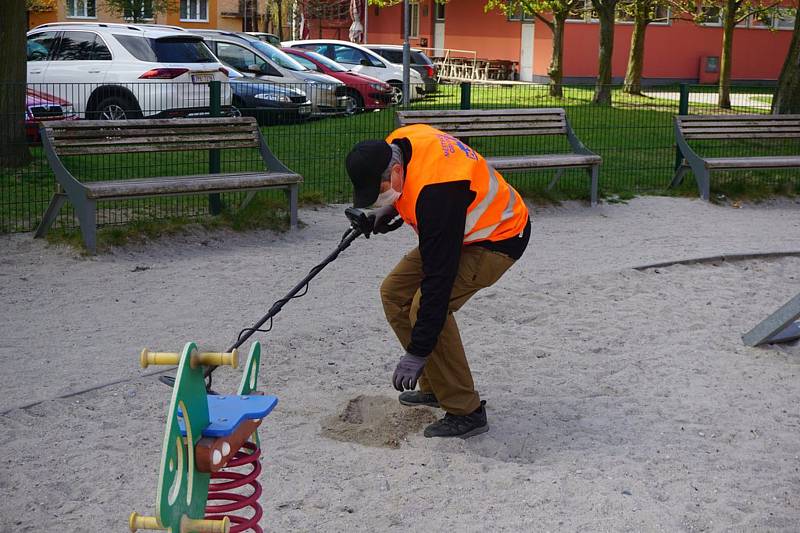 Největší plzeňský obvod ÚMO 3 provádí kontrolu, údržbu a dezinfekci dětských hřišť, která jsou v jeho správě.