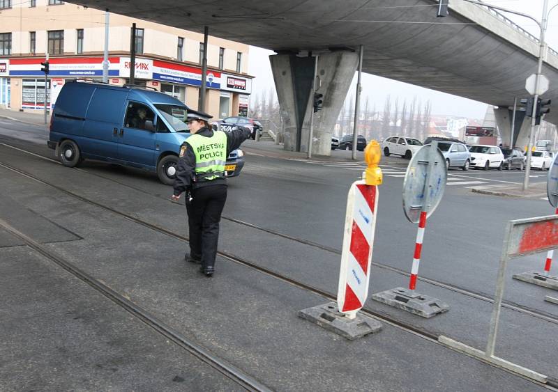 Havárie vodovodního potrubí zastavila dopravu včetně městské hromadné. Policisté řidiče směrovali na objízdné trasy, lidé chodili pěšky