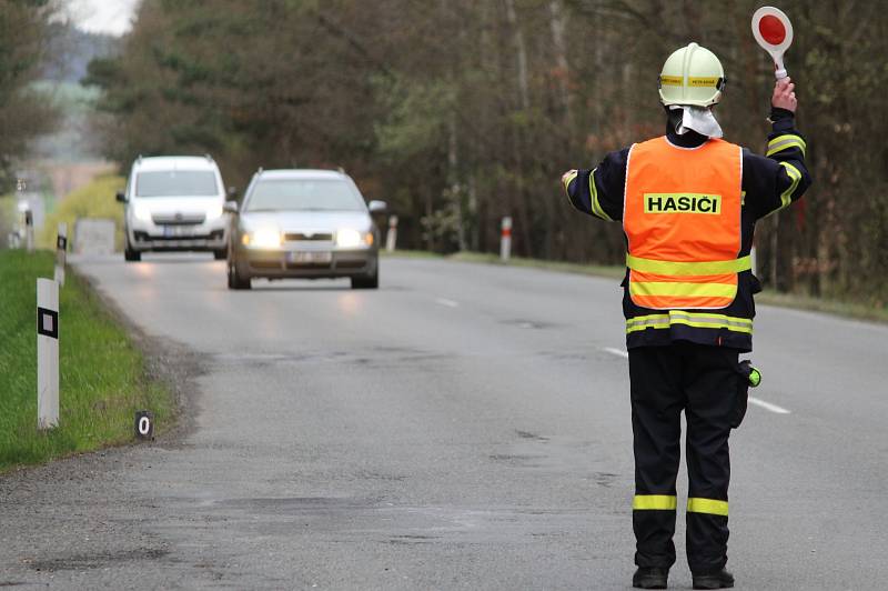 Středeční tragická nehoda na silnici z Plzně do Stříbra, osobní automobil skončil zaklíněný pod kamionem.