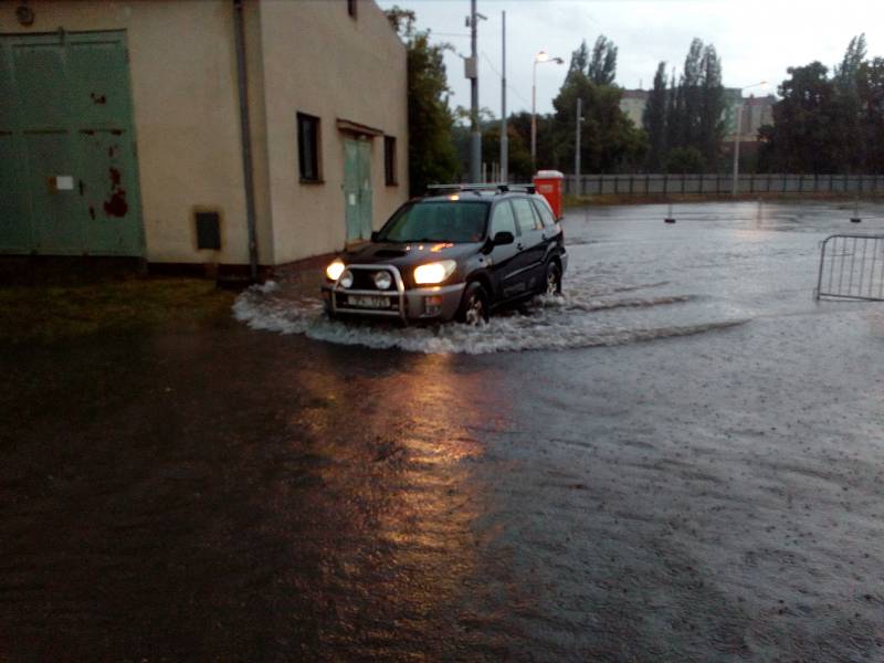 Výjezd z parkoviště v DEPO2015 a situace před depem.