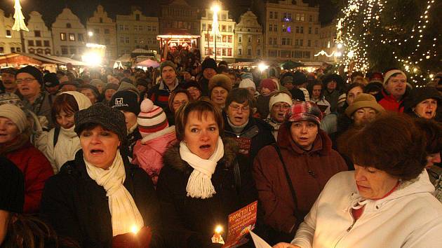 Zpívání koled na náměstí v Plzni
