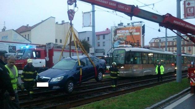 Řidič vjel na koleje, praskly mu čtyři pneumatiky a zablokoval provoz