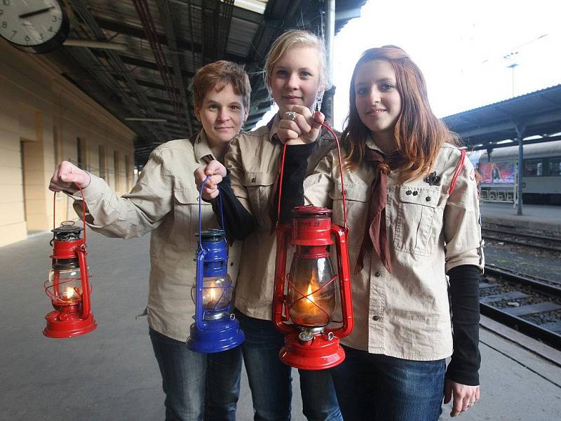 Skautky (zprava) Tereza Lišková, Kateřina Fárková a Barbora Fárková na plzeňském nádraží, kam v sobotu před 14. hodinou přivezly Betlémské světlo