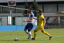 Fotbalisté FK ROBSTAV Přeštice (na snímku hráči ve žlutých dresech z víkendového utkání v Králově Dvoře) porazili v 1. kole MOL Cupu domácí Katovice 3:1.
