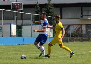 Fotbalisté FK ROBSTAV Přeštice (na snímku hráči ve žlutých dresech z víkendového utkání v Králově Dvoře) porazili v 1. kole MOL Cupu domácí Katovice 3:1.