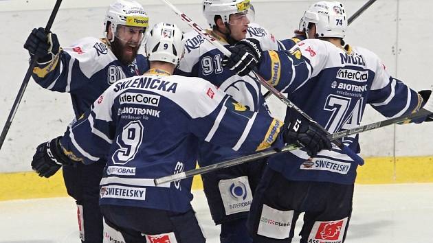 Na snímku se plzeňští hokejisté (zleva)  Nicholas Johnson, David Sklenička, Dominik Simon a Vojtěch Mozík radují z gólu v duelu s Libercem. Na tři body však škodováci nedosáhli  a čeká je ošidný duel na ledě předposlední Olomouce.