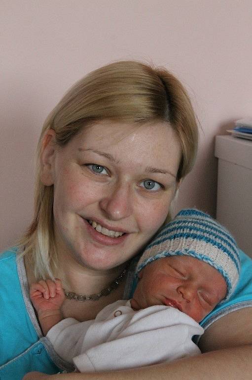 Ondřeje (3,42 kg, 49 cm) přivítali na světě rodiče Lenka a Martin Tomíkovi. Jejich druhý syn se narodil 6. dubna v 1:28 v plzeňské fakultní nemocnici. Doma v Plzni na brášku čeká dvouapůlletý Vojta