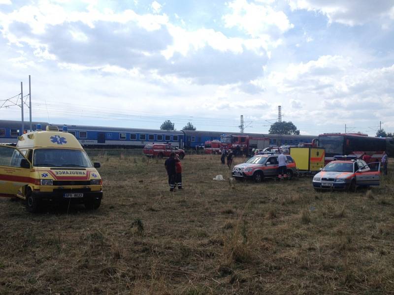 Záchranné složky na místě nehody dvou osobních vlaků u Horažďovic