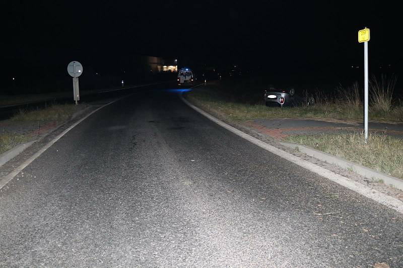 Na silnici mezi Nýřany a Zbůchem nezvládl 29. listopadu večer 48letý řidič pod vlivem alkoholu jízdu přes kruhový objezd. Najel na jeho zvýšený střed, který ho katapultoval do vzduchu a vozidlo vyletělo mimo komunikaci.