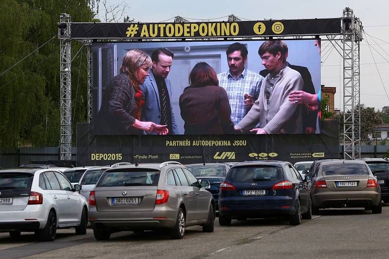 Autokino v areálu DEPO2015. Diváci mají k dispozici i občerstvení, které si mohou objednat pomoci SMS a až do vozu jim objednávku donese obsluha.