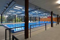 Městský bazén na Lochotíně se v úterý po rekonstrukci otevřel pro veřejnost.