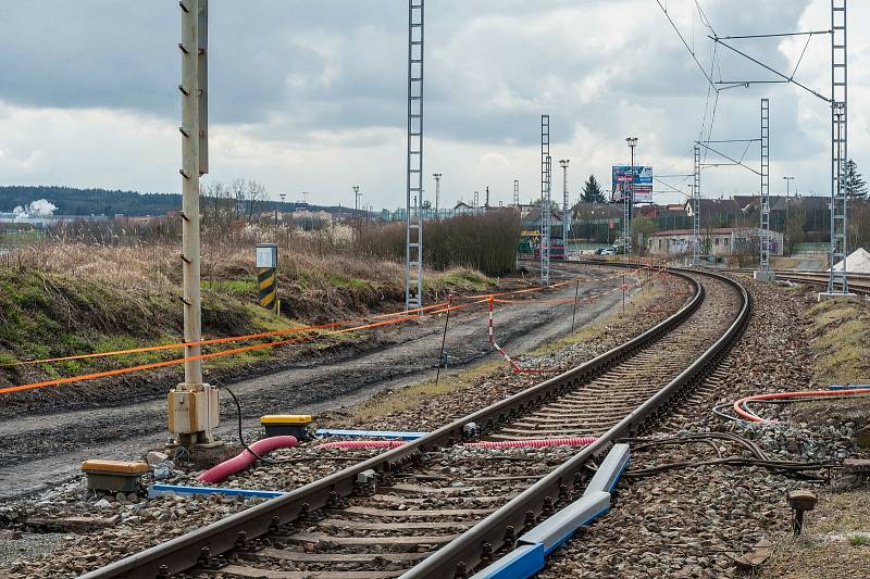 Práce v okolí železniční zastávky Plzeň-Koterov.