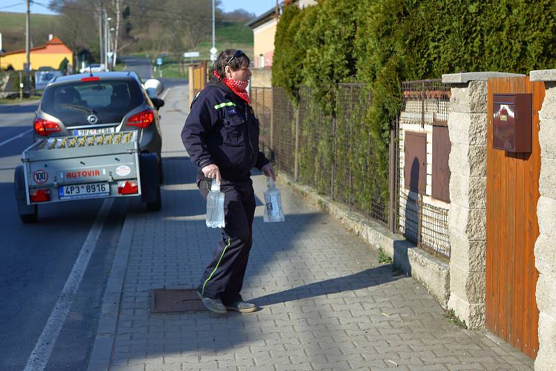 Dezinfekci zdarma pro všechny občany se podařilo zajistit vedení městské části Plzeň Malesice. Roztok z transportní nádrže stáčeli místní hasiči do PET lahví, které pak se starostou rozvezli do všech domů v obci.