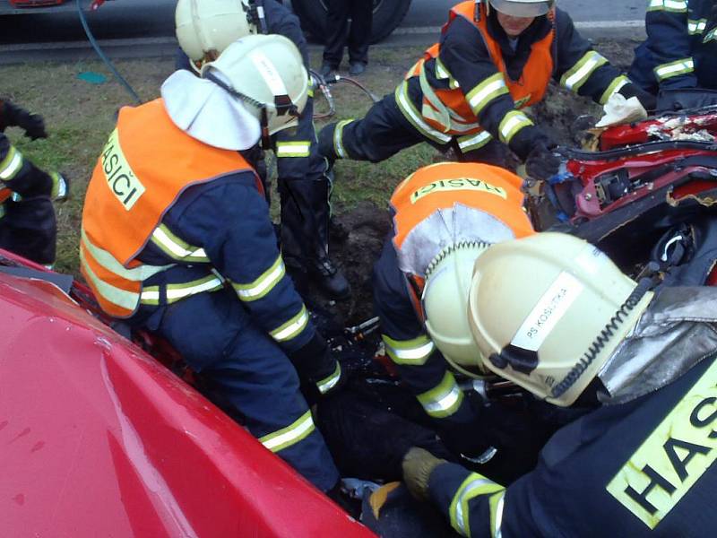 Čtvrteční smrtelná nehoda na silnici mezi Plzní a Karlovými Vary