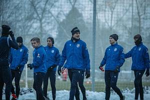 Fotbalisté Viktorie Plzeň absolvovali v sobotu dopoledne v Ostravě trénink, ale po obědě bylo rozhodnuto o odložení utkání kvůli přívalům sněhu.