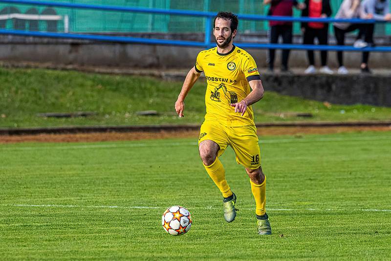 13. kolo FORTUNA ČFL, skupina A: FK ROBSTAV Přeštice (na snímku fotbalisté ve žlutých dresech) - FC Viktoria Plzeň B 1:2 (1:1).