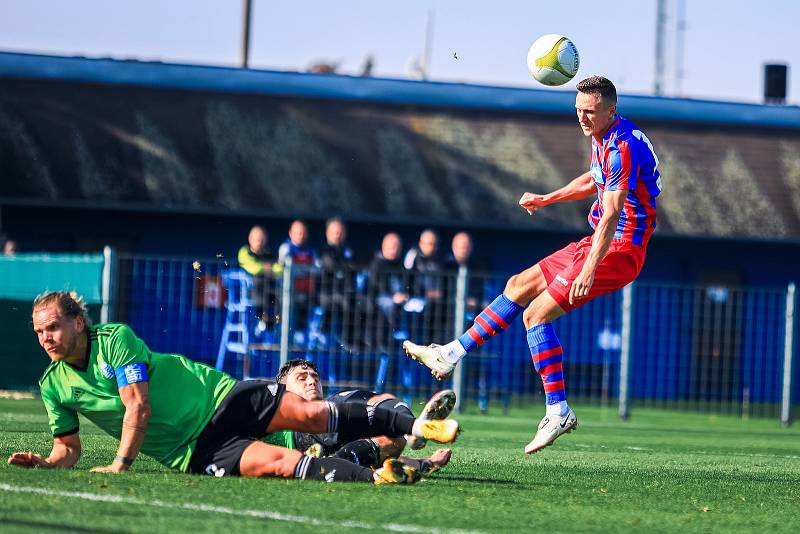 Fotbalisté rezervy Viktorie Plzeň (na archivním snímku hráči v červenomodrých dresech) v neděli jen remizovali s Admirou Praha 1:1.