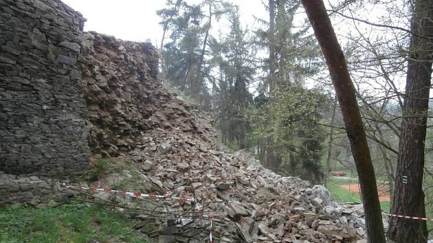 Současný stav bašty zříceniny hradu Buben
