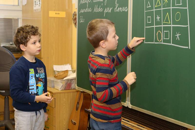 Ostych ve třídě talentovaných prvňáků nenajdete. Před ostatními i učitelkou Stanislavou Hlavinkovou chtějí  předvést svoje schopnosti. Hlásí se a soutěží, kdo bude dřív u tabule.