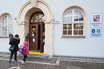 Do Benešovy základní školy v plzeňských Doudlevcích přišla v pondělí na rotační výuku zhruba stovka dětí.