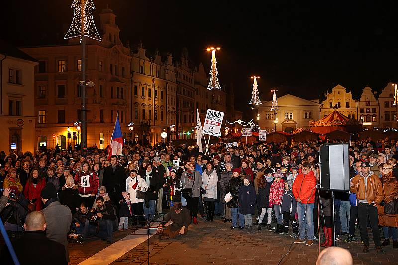 Shromáždění k výročí Sametové revoluce na náměstí Republiky v Plzni.