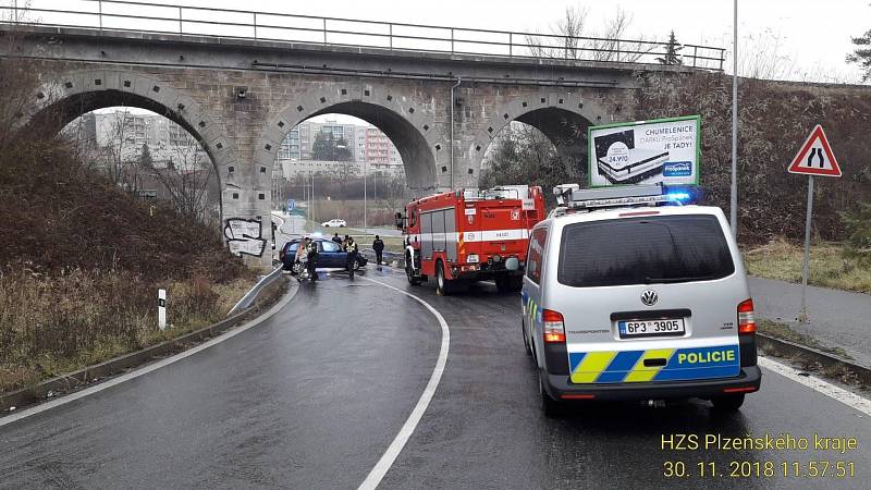 Plzeň - spojnice mezi Novou Hospodou a Skvrňany, Dopravní nehoda bez zranění, z vozidla unikla chladicí kapalina. Nehoda opět souvisí s náledím.