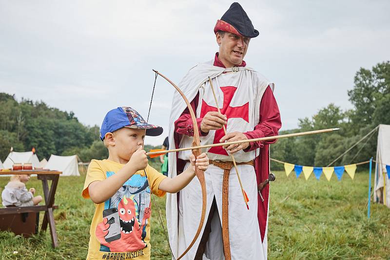 Templářský víkend – třídenní festival na loukách kolem sv. Jiří v plzeňské Doubravce nabídl divákům rekonstrukci bitvy o Akkon a mnoho ukázek šermu, výstroje, výzbroje a života rytířů na bojových taženích i z jiných období než z přelomu 13. a 14. století