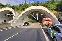 Dálnici z Rozvadova na Prahu uzavřela smrtelná nehoda v tunelu Valík.