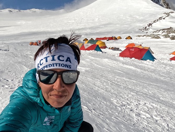 Eva Perglerová, horolezkyně a zubařka z Přeštic na jihu Plzeňska, si připsala na své konto další dvě úspěšné expedice - dobytí jižního pólu a výstup na nejvyšší horu Antarktidy Vinson Massif. Naskytly se jí přitom úžasné scenérie.