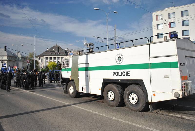 Fanoušci klubu Sigma Olomouc prošli z nádraží k Doosan areně bez  problému. Cestou je doprovázela policie