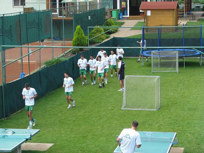 Fotbalisté kyperského Arisu Limassol se připravují ve sportovním areálu ve Zruči u Plzně